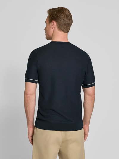 Männermodel trägt Regular Fit T-Shirt aus Strick Modell 'H-NALON' von BOSS in Strickoptik, Baumwoll-Mix, Ganzkörperansicht Rückansicht.