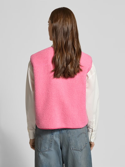 Frauenmodel trägt Relaxed Fit Weste in Teddy-Optik Modell 'Vera' von JJXX in Pink mit Rundhalsausschnitt, Ganzkörperansicht Rückansicht. Rückenlänge 54 cm, Schulterbreite 45 cm, Brustweite 58 cm, Eingrifftaschen, Knopfleiste.