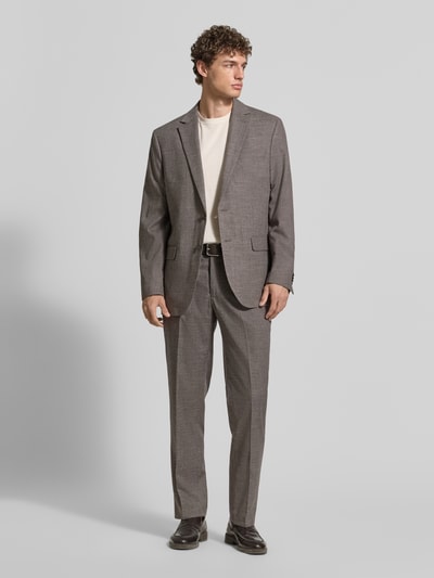 Männermodel trägt Slim Fit Anzughose mit Bügelfalten von Christian Berg Men in Grau, Strukturmuster, Material-Mix mit Viskose-Anteil, Ganzkörperansicht von vorne.