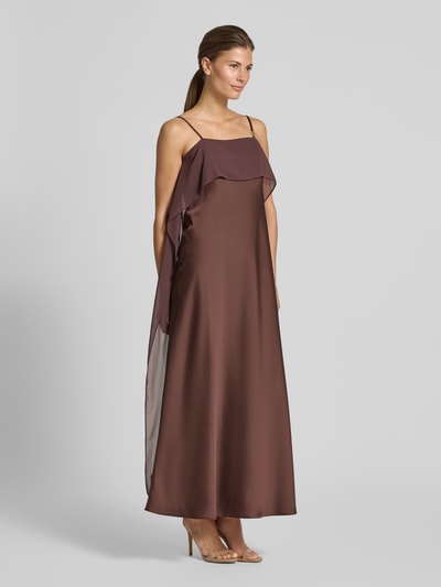 Frauenmodel trägt Regular Fit Midikleid aus Satin von Rinascimento in Braun mit Spaghetti-Trägern und Nahtreißverschluss, Ganzkörperansicht von vorne.