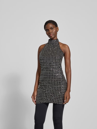 Frauenmodel trägt Knielanges Kleid mit Stehkragen von ROTATE, taillierter Schnitt, Nahtreißverschluss, Paillettenbesatz, Nahaufnahme Oberkörper.
