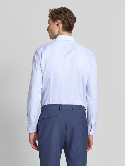 Männermodel trägt hellblaues Slim-Fit Businesshemd aus reiner Baumwolle Modell 'H-HANK-Sp-B1' von BOSS, Herren, Ganzkörperansicht Rückansicht.