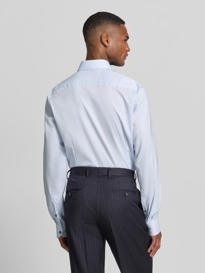 Männermodel trägt Body Fit Business-Hemd mit Kentkragen von OLYMP Level Five, hellblau, Baumwoll-Elasthan-Mix, Ganzkörperansicht Rückansicht. Rückenlänge 83 cm, Schulterbreite 44 cm, Ärmellänge 73 cm, Knopfleiste, Größe 40L.