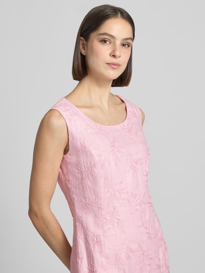 Vrouwenmodel draagt knielang kokerjurk met stitchings en ronde hals, recht model van WHITE LABEL, lichtroze, detailopname bovenlichaam.