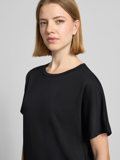 Modelka nosi T-shirt z okrągłym dekoltem model 'BANU' od Soyaconcept, czarny, materiał modal, relaxed fit, zbliżenie na górę ciała z przodu.
