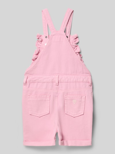 Mädchen trägt Regular Fit Latzhose in Denim-Optik von Guess in Rosa mit 5-Pocket-Design, Logo-Stitching, Rüschenbesatz, Rückenlänge 51 cm, Ganzkörperansicht Rückansicht.