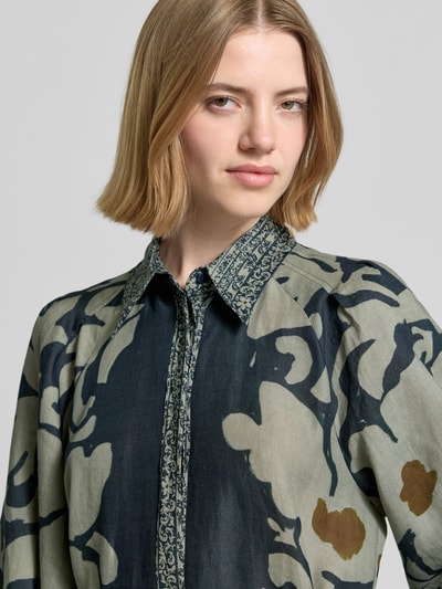Frauenmodel trägt Hemdblusenkleid mit Bindegürtel von Luisa Cerano in Grün mit abstraktem Muster, verdeckter Knopfleiste und Raglanärmeln, Nahaufnahme Oberkörper.