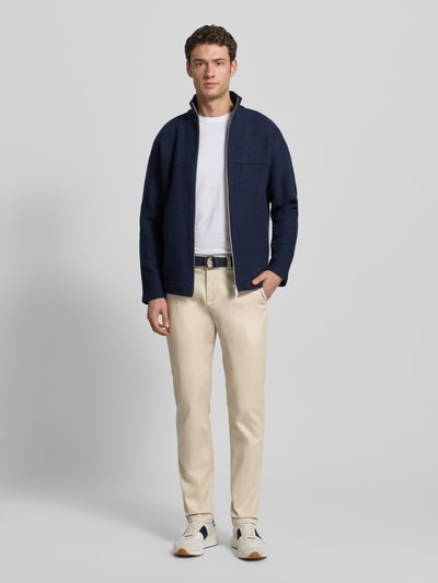 Männermodel trägt Stoffhose mit französischen Eingrifftaschen von MCNEAL in Beige, Baumwoll-Elasthan-Mix, Unifarbenes-Design, Gerader-Schnitt, Stoffgürtel, Bundweite 44 cm, Innenbeinlänge 81 cm, Ganzkörperansicht von vorne.