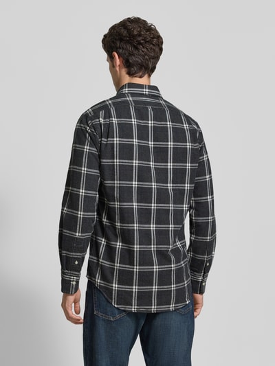 Männermodel trägt Regular Fit Freizeithemd aus reiner Baumwolle von Polo Ralph Lauren, kariertes Muster in Schwarz und Weiß, Ganzkörperansicht Rückansicht. Herren Freizeithemd von Polo Ralph Lauren.