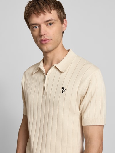 REVIEW Slim Fit Poloshirt mit Label-Stitching Ecru 3