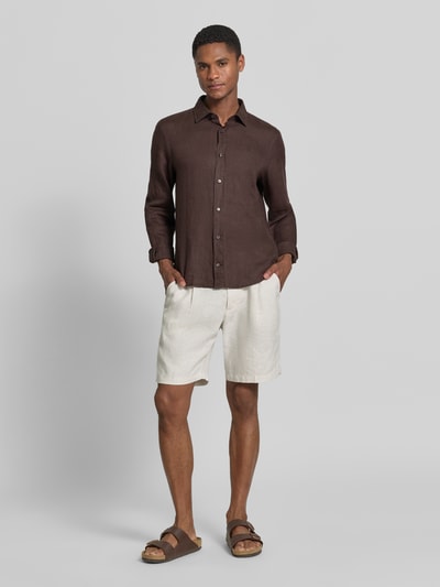 Männermodel trägt Causal Fit Leinenhemd mit Kentkragen Modell 'Mike' von JOOP! Collection in Braun mit Knopfleiste, Sportmanschetten und abgerundetem Saum, Ganzkörperansicht von vorne, reine Leinen-Textur, Rückenlänge 73 cm, Schulterbreite 40 cm, Ärmellänge 66 cm.