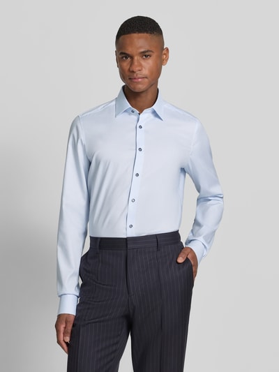 Männermodel trägt Body Fit Business-Hemd mit Kentkragen von OLYMP Level Five im Baumwoll-Elasthan-Mix, Ganzkörperansicht von vorne. Rückenlänge 83 cm, Schulterbreite 44 cm, Ärmellänge 73 cm, Knopfleiste, hellblaue Farbe, glatte Textur.
