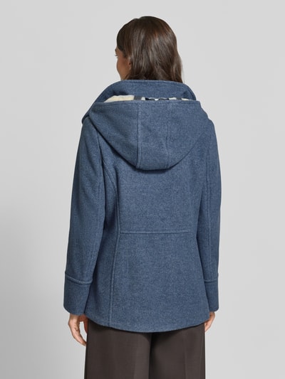 Vrouwenmodel draagt Regular Fit Parka uit wolmix van Gil Bret in middenblauw, zachte structuur, rechte lijnen, dames parka, totaalbeeld achteraan.