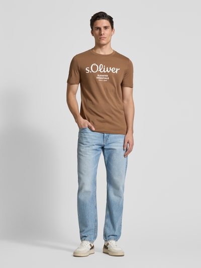 s.Oliver RED LABEL Regular Fit T-Shirt aus reiner Baumwolle mit großem Label Print Mittelbraun 1