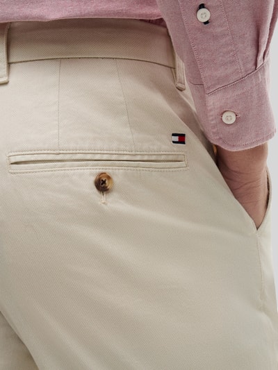 Tommy Hilfiger Chinosy o prostym kroju z mieszanki bawełny model 'DENTON' Złamany biały 3