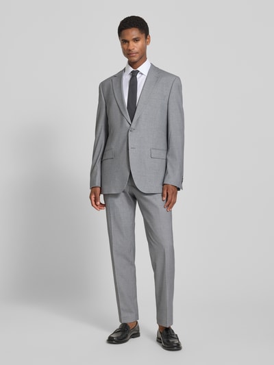 Männermodel trägt Regular Fit Sakko mit Viskose-Anteil von Christian Berg Men, Elastischer-Material-Mix, Reverskragen, Grau, Ganzkörperansicht von vorne. Rückenlänge bei Größe 50: 75 cm, Schulterbreite: 48 cm, Ärmellänge: 64 cm, Brusttasche, Pattentaschen.