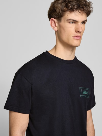 Männermodel trägt Regular Fit T-Shirt mit Logo-Print von BLKVIS aus Reine Baumwolle, Rundhalsausschnitt, Rückenlänge 67 cm, Nahaufnahme Oberkörper.