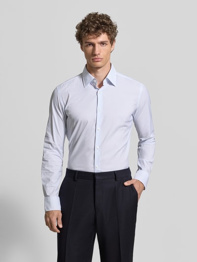Männermodel trägt Slim Fit Businesshemd mit Kentkragen Modell 'P-HANK-K' von BOSS in Two-Tone-Optik, Popeline, gestreift, Nahaufnahme Oberkörper