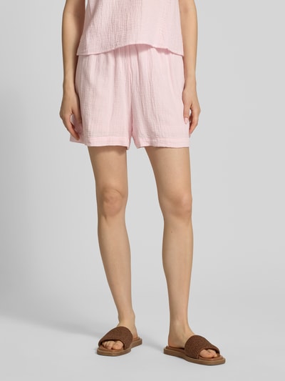 Frauenmodel trägt Comfort Fit Shorts aus reiner Baumwolle Modell 'SASTINA' von Pieces, Optik: Unifarben, Musselin, zartrosa, seitliche Eingrifftaschen, Bundabschluss: elastisch, Verschluss: Tunnelzug, Materialverarbeitung: reine Baumwolle, Ganzkörperansicht von vorne.