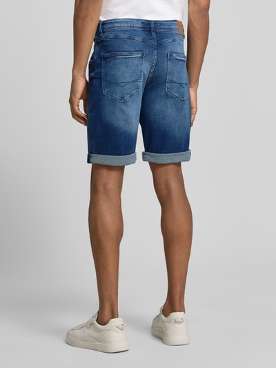 Männermodel trägt Bermudas im 5-Pocket-Design mit Aufschlag von Christian Berg Men aus Baumwoll-Mix mit Stretch-Anteil, Ganzkörperansicht Rückansicht.