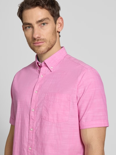 Männermodel trägt Regular Fit Freizeithemd mit Button-Down-Kragen von Christian Berg Men, Reine Baumwolle, durchgängige Knopfleiste, Kurzärmelig, Nahaufnahme Oberkörper.