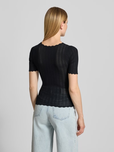 Frauenmodel trägt Slim Fit T-Shirt aus Viskose-Mix in Strick-Optik von Jake*s Casual, semitransparentes Schwarz, Ganzkörperansicht Rückansicht.