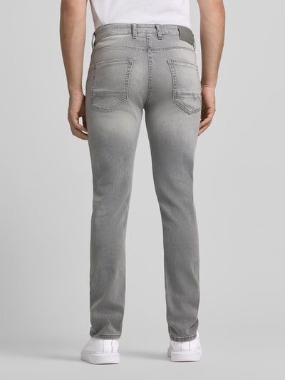 Männermodel trägt graue Jeans mit 5-Pocket-Design von MAC, gerader Schnitt, Baumwoll-Mix, Ganzkörperansicht Rückansicht.