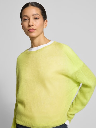 Kobiece model prezentuje Regular Fit Pullover aus Alpaka-Mix in Strick-Optik od Rich & Royal, żółty, okrągły dekolt, imitacja dzianiny, mieszanka wełny z alpaki, dodatek wełny, wykończenia elastyczne, długość tyłu 55 cm, długość rękawa 58 cm, rozmiar S, ujęcie: z przodu, od pasa w górę.