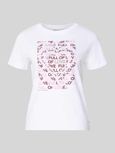 Produktfoto, Regular Fit T-Shirt aus reiner Baumwolle von Tom Tailor Denim in Weiß mit mehrfarbigem, gestreiftem Muster, Label Stitching, Rundhalsausschnitt und kurzer Jersey-Ärmel, Vorderseite zeigt Schriftzug in Rosa und Pink.