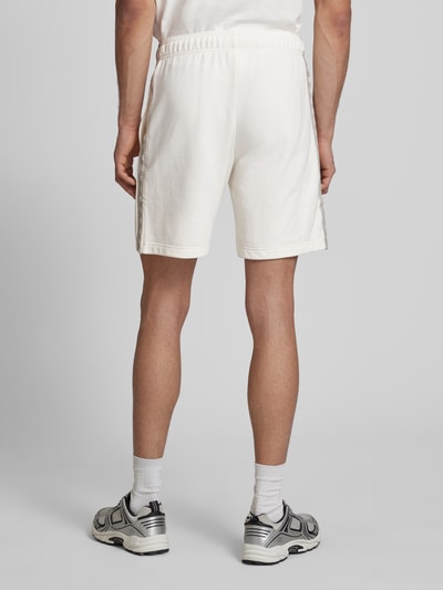 Männermodel trägt Shorts mit Logo und elastischem Bund von CHAMPION, weiß, Regular Fit, Baumwoll-Mix, Ganzkörperansicht Rückansicht.