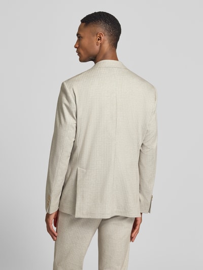 Männermodel trägt Slim Fit 2-Knopf-Sakko mit Pattentaschen von ATELIER TORINO in hellem Material-Mix, Rückenansicht, Ganzkörperansicht Rückansicht. Rückenlänge 72 cm, Schulterbreite 45 cm, Ärmellänge 65 cm, Reverskragen, feine Struktur.