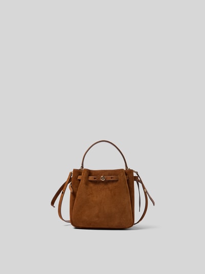 Produktfoto, Bucket-Bag in Suede-Optik von Tory Burch mit Hauptfach, Magnetverschluss, abnehmbare Schulterriemen, Logo-Detail, braune Farbe, Maße ca. 23 cm Breite, 22 cm Länge, 10 cm Tiefe, samtige Textur vor grauem Hintergrund.