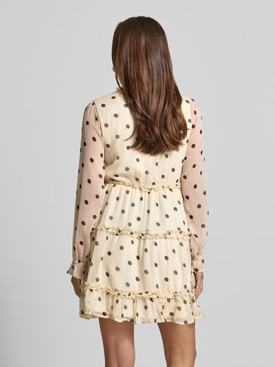 Frauenmodel trägt Regular Fit Sommerkleid aus Chiffon Modell 'SMILLA' von Vero Moda mit Optik:Allover-Muster, Mini-Länge, Ballonärmel, V-Ausschnitt, Frill-Applikation, Materialverarbeitung: Chiffon, Rückansicht Ganzkörperansicht.