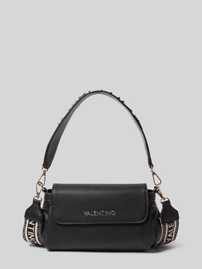Produktfoto, Umhängetasche mit Label-Detail Modell 'DEA' von VALENTINO BAGS, czarny kolor, prostokątny kształt, faktura skóry, szerokość w rozmiarze 28 cm, długość 15 cm, głębokość 10 cm, długość paska 55 cm, klapa z magnesem, uchwyt z aplikacjami, regulowany pasek z logo, kieszeń na zamek wewnątrz