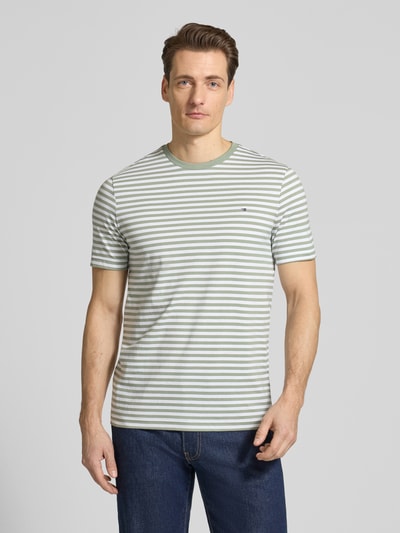 Männermodel trägt Regular Fit T-Shirt Mit Logo-Stitching von Christian Berg Men, weiße und grüne Streifen, reine Baumwolle, Ganzkörperansicht von vorne.