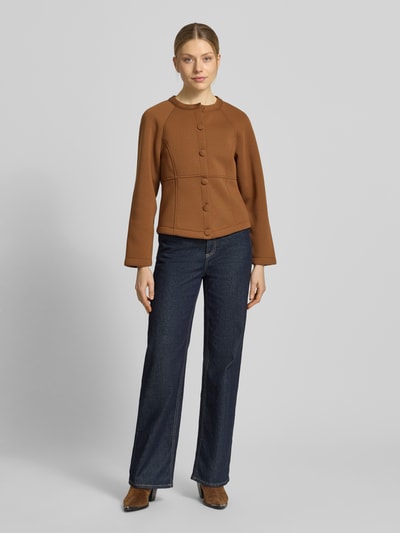 Frauenmodel trägt Jacke aus Viskose-Mix mit Rundhalsausschnitt von Rich & Royal in Braun, Regular-Fit, Knopfleiste, Ganzkörperansicht von vorne. Rückenlänge bei Größe S: 53 cm, Schulterbreite: 43 cm, Brustweite: 46 cm, Ärmellänge: 68 cm.