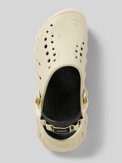 Productfoto, Hausschuhe met Label-Detail van Crocs in beige, afgeronde neus, gestructureerde zool, hakhoogte 9 cm, bovenaanzicht.
