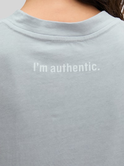 Frauenmodel trägt Boxy Fit T-Shirt aus reiner Baumwolle od Marc O'Polo, efekt: jednolity kolor, z napisem z logo, okrągły dekolt, krótki rękaw, damski t-shirt z bawełny, Ganzkörperansicht Rückansicht