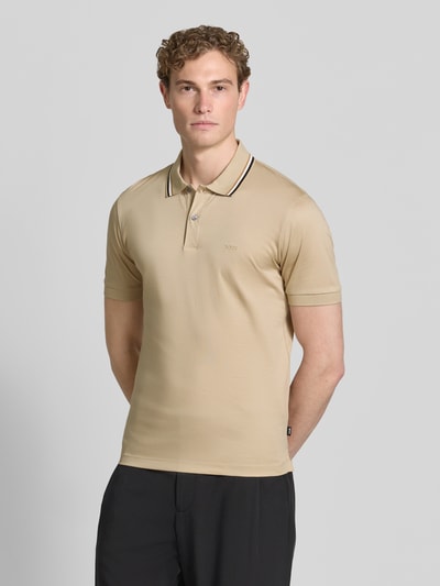 Männermodel trägt Slim Fit Poloshirt aus reiner Baumwolle Modell 'PENROSE 38' von BOSS, Optik: Unifarben, Ganzkörperansicht von vorne.
