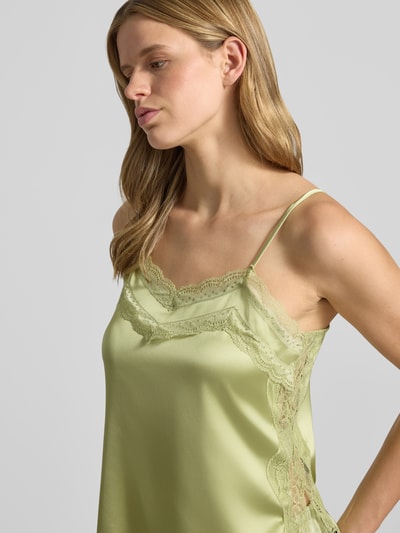 Kobiece model prezentuje Regular Fit Top mit Spitzenbesatz von Gina Tricot, elastyczna mieszanka materiałów, satyna, cienkie ramiączka, obszycie koronką, długość tyłu w rozmiarze S: 47 cm, krój regular fit, zbliżenie na górną część ciała z przodu