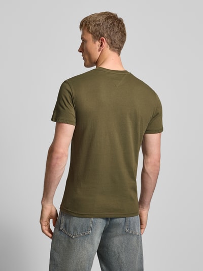 Männermodel trägt Slim Fit T-Shirt aus reiner Baumwolle von Tommy Jeans in Optik: Unifarben, Passform: Slim-Fit, Ganzkörperansicht Rückansicht.