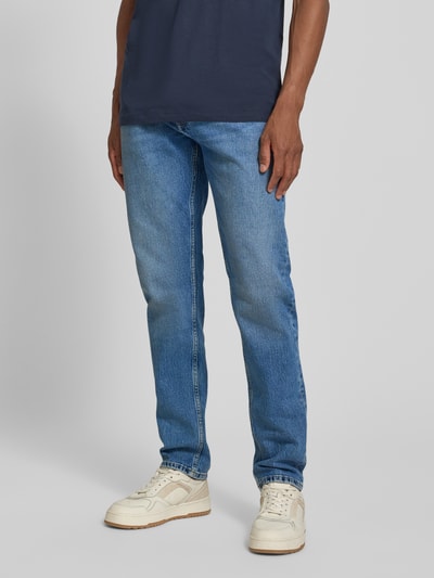 Męski model nosi Regular Fit Straight Jeans aus Baumwoll-Mix Modell 'BENITO' von s.Oliver RED LABEL, niebieski denim, Ganzkörperansicht von przodu, Herren Straight Fit Jeans von s.Oliver RED LABEL.
