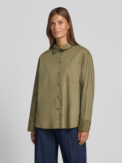 Frauenmodel trägt olivgrüne Regular Fit Langarmbluse aus Baumwoll-Mix Modell 'LOTUS' von VERO MODA, unifarben, Popeline, Ganzkörperansicht von vorne.