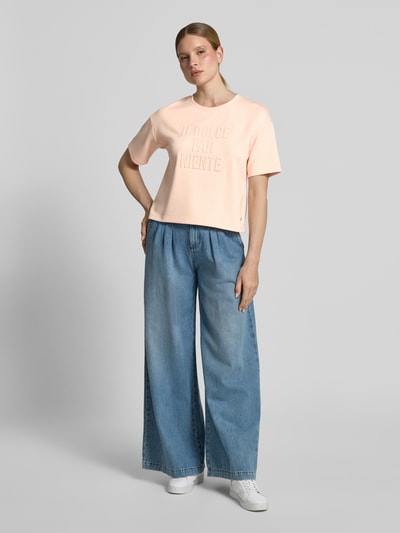 Frauenmodel trägt Regular Fit Sweatshirt mit Viskose-Anteil von monari, Elastischer-Material-Mix, Statement-Besatz, Rundhalsausschnitt, Halbarm, Ganzkörperansicht von vorne.