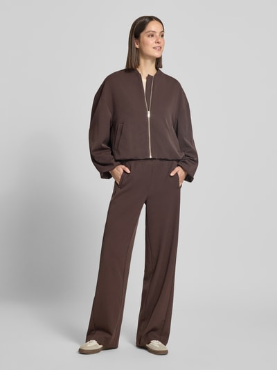 Modelka nosi Jacke mit Reißverschluss Modell 'Janica' od OPUS, krój regular fit, brązowa, materiał z domieszką wiskozy, pełny widok z przodu.