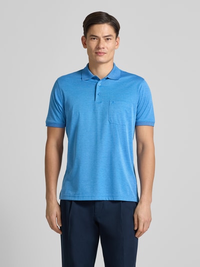 Männermodel trägt Regular Fit Poloshirt mit borstzak van RAGMAN, puur katoen, polokraag met korte knoopsluiting, logostitching, ruglengte maat M 62 cm, blauw. Ganzkörperansicht van voren.