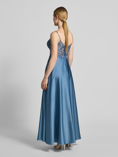 Frauenmodel trägt Abendkleid mit Paillettenbesatz von Laona in Blau, A-Linie, Maxikleid, Spaghettiträger, Rückseite mit Reißverschluss, Ganzkörperansicht Rückansicht. Rückenlänge bei Größe 36: 127 cm, Brustweite: 40 cm.