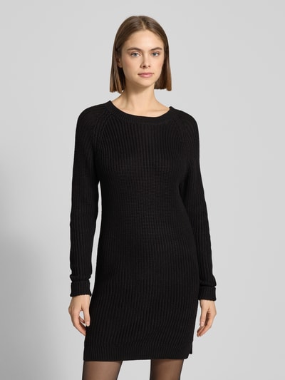Vrouwenmodel draagt Strickkleid mit Rundhalsausschnitt Modell 'SIESTA' van Noisy May, zwart, katoenmix, rechte snit, minikleed, Ganzkörperansicht von vorne.