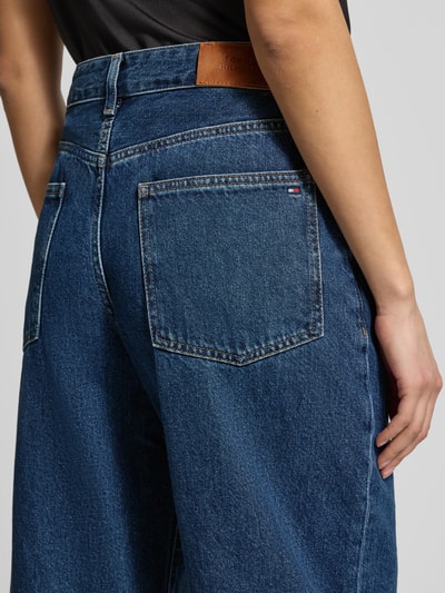 Frauenmodel trägt Barrel Fit Jeans aus reiner Baumwolle von Tommy Hilfiger in Mid Waist Barrel Fit, Denim-Optik, Nahaufnahme Rückansicht.