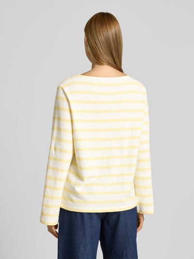 Vrouwenmodel draagt Relaxed Fit Sweatshirt uit pure katoen van s.Oliver RED LABEL met two tone look, label patch, lange mouwen, U-boot hals, sweatstructuur, rugaanzicht geheel lichaam.